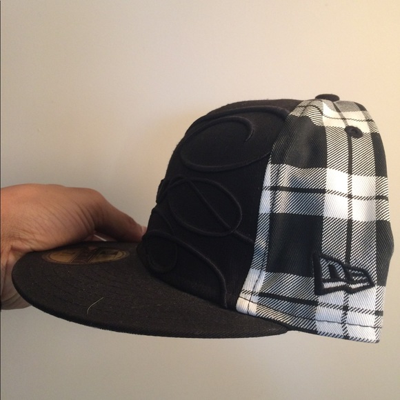 New Era Vans calligraphy fitted hat. 7 1/4 - Picture 2 of 4